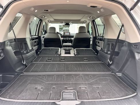 Used 2025 Honda Pilot Touring image 6