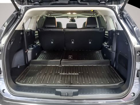 Used 2023 Toyota Highlander XLE AWD/4WD image 25
