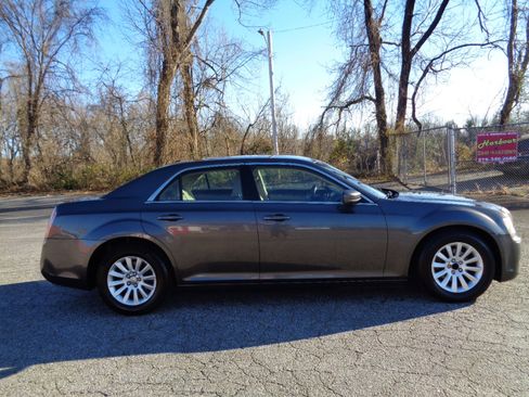 Used 2013 Chrysler 300 image 4
