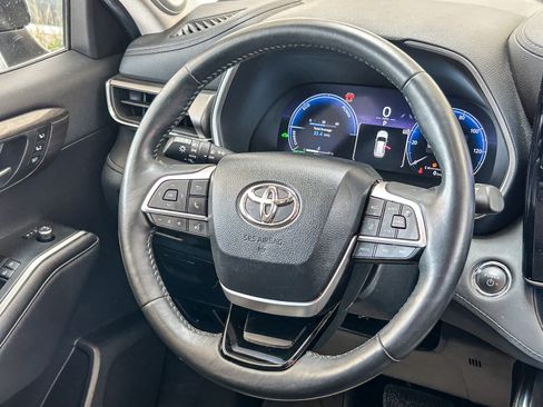 Used 2023 Toyota Highlander Limited FWD image 15