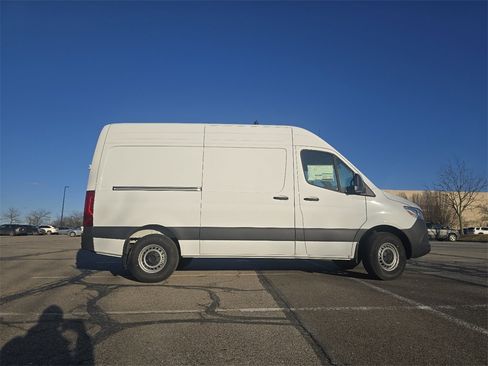 Used 2025 Mercedes-Benz Sprinter 2500 image 11