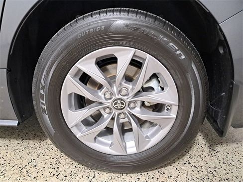 Used 2025 Toyota Sienna XLE image 8