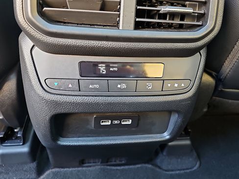 Used 2023 Honda Pilot Touring image 13