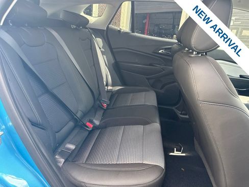 Used 2025 Chevrolet Trax LT w/ LT Convenience Package FWD image 11