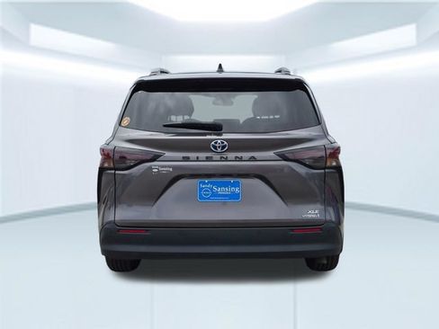 Used 2024 Toyota Sienna XLE FWD image 5