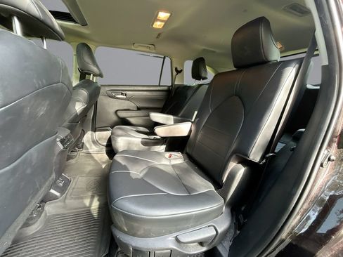 Used 2022 Toyota Highlander XLE FWD image 29