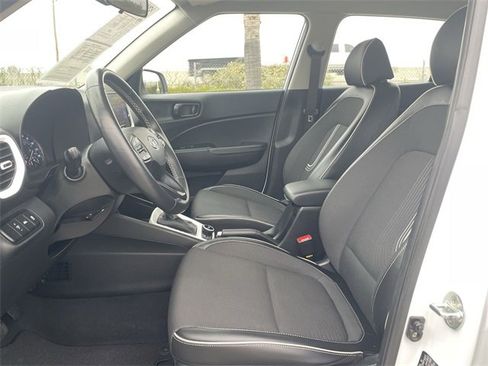Used 2022 Hyundai Venue Limited image 18