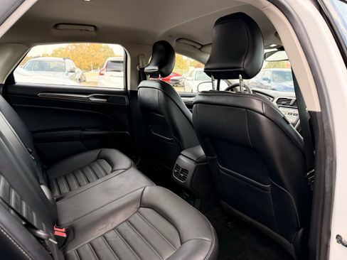 Used 2017 Ford Fusion SE w/ Equipment Group 602A FWD image 17