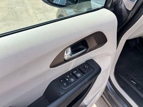 Used 2018 Chrysler Pacifica Touring-L FWD image 19
