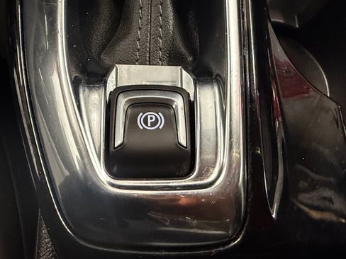 Used 2025 Chevrolet Trax LT w/ LT Convenience Package FWD image 39