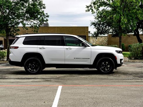 Used 2024 Jeep Grand Cherokee L Laredo image 4