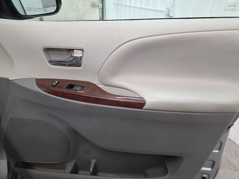 Used 2014 Toyota Sienna XLE FWD image 36