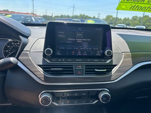 Used 2025 Nissan Altima 2.5 SV FWD image 15