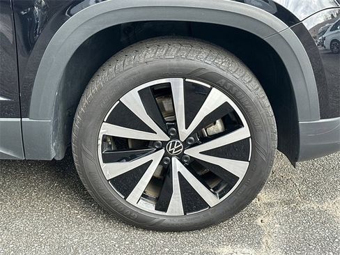 Used 2024 Volkswagen Taos SE image 12
