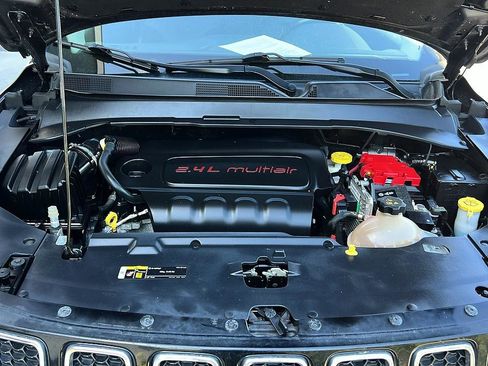 Used 2019 Jeep Compass Latitude w/ Cold Weather Group image 9