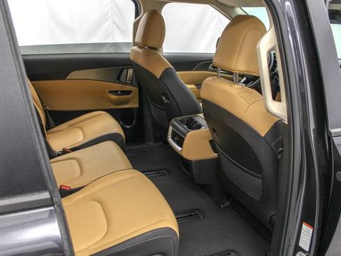 Used 2024 Kia Carnival LX FWD image 20