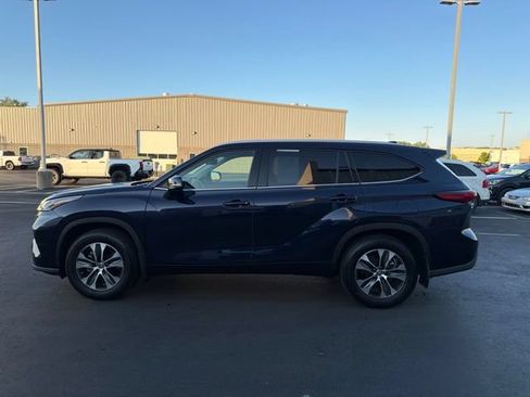 Used 2022 Toyota Highlander XLE AWD/4WD image 5