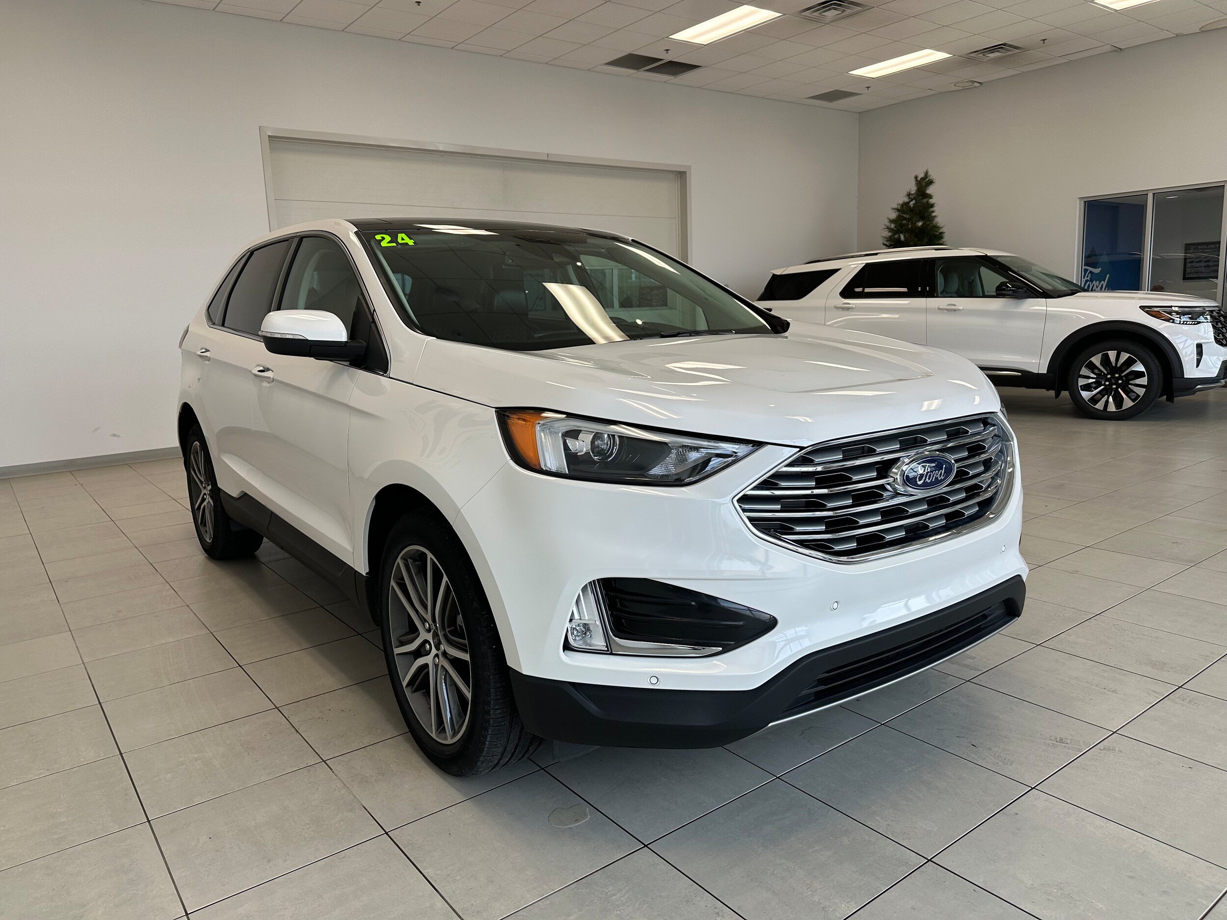 Used 2024 Ford Edge Titanium AWD/4WD image 4