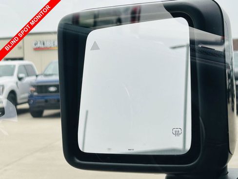 Used 2023 Jeep Wrangler Unlimited Sahara AWD/4WD image 8