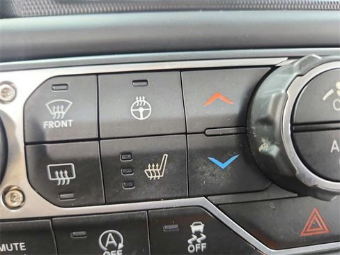 Used 2018 Jeep Wrangler Unlimited Sahara image 32