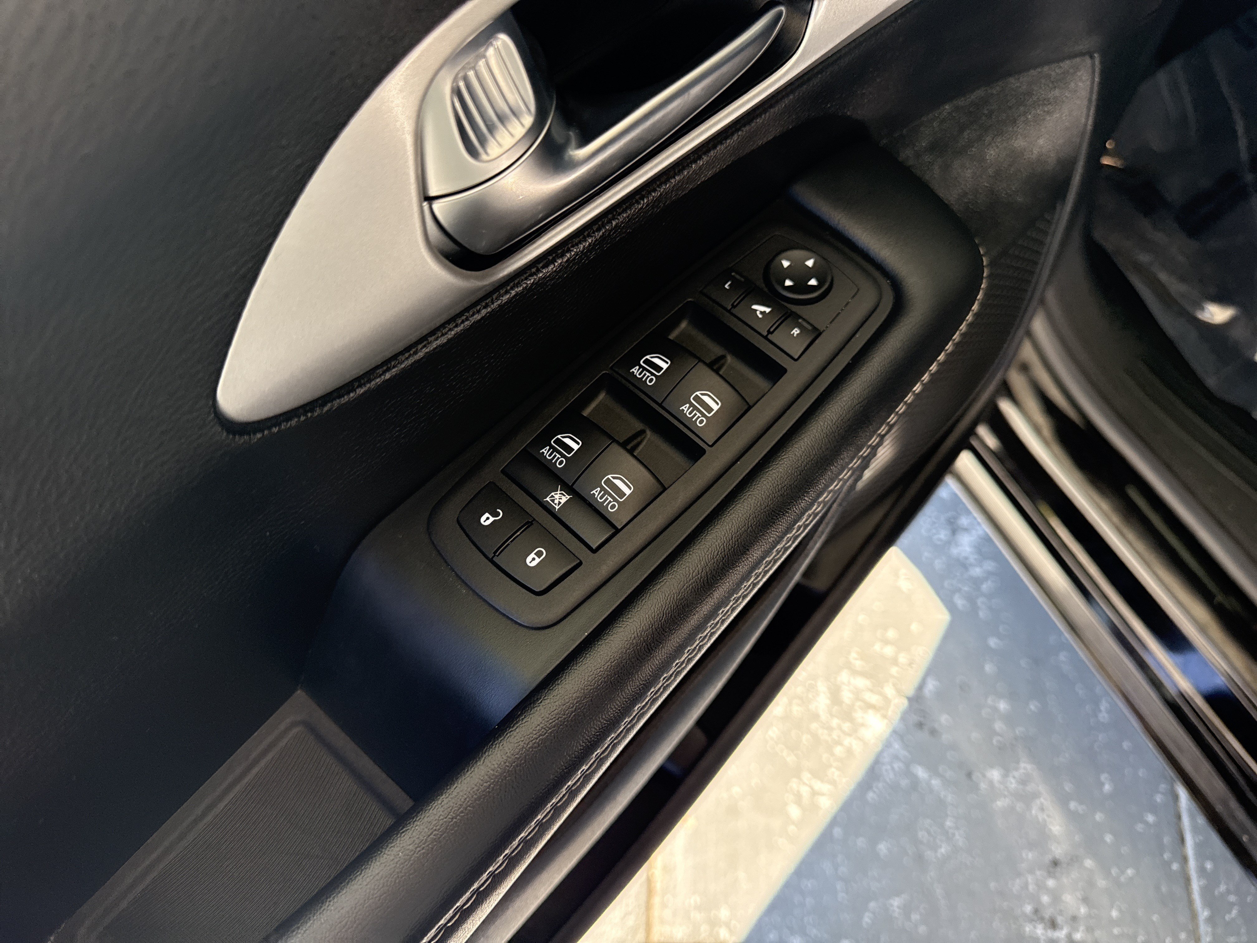 Used 2025 Chrysler Pacifica Limited FWD image 14