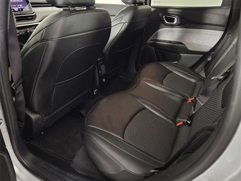 Used 2024 Jeep Compass Latitude image 28