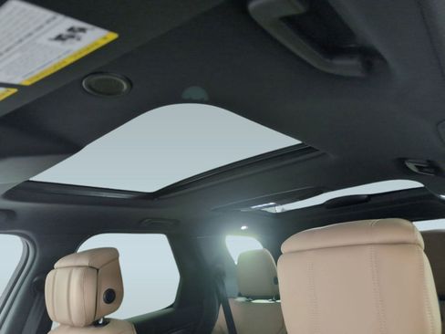 Certified 2025 Land Rover Discovery Dynamic SE image 13