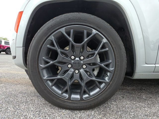 Used 2025 Jeep Grand Cherokee L Summit AWD/4WD image 5