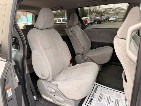 Used 2015 Toyota Sienna LE image 12