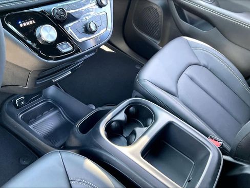 New 2026 Chrysler Pacifica Select image 7
