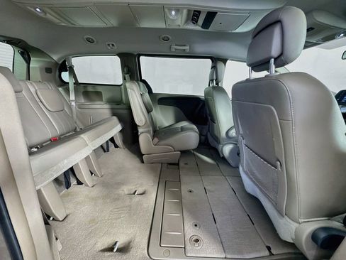 Used 2014 Chrysler Town & Country Touring FWD image 27