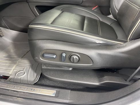 Used 2023 GMC Acadia Denali w/ Denali Ultimate Package FWD image 18