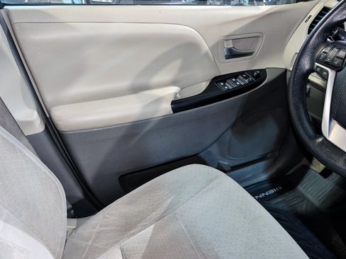 Used 2015 Toyota Sienna LE FWD image 33