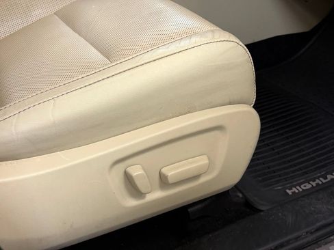 Used 2019 Toyota Highlander Limited FWD image 37