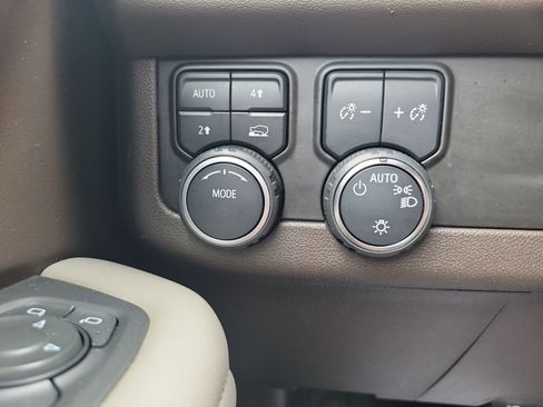 Used 2022 Chevrolet Suburban LS AWD/4WD image 30