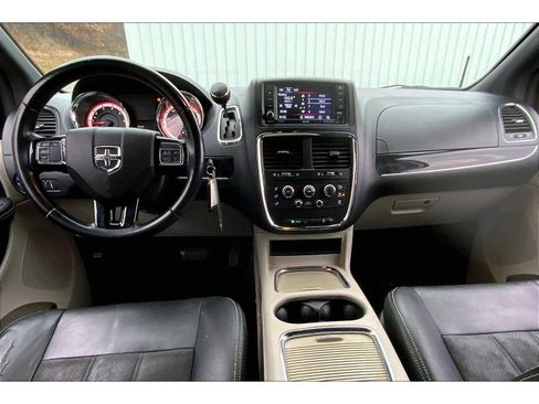 Used 2019 Dodge Grand Caravan SXT image 11