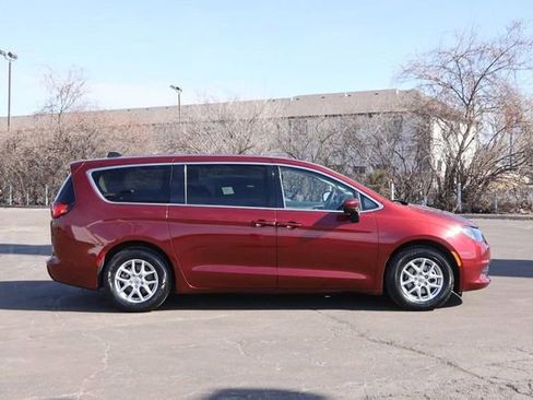 Used 2023 Chrysler Voyager LX image 5