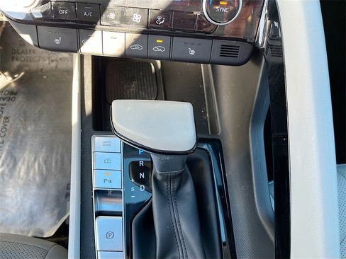 Used 2024 Hyundai Elantra Limited image 16