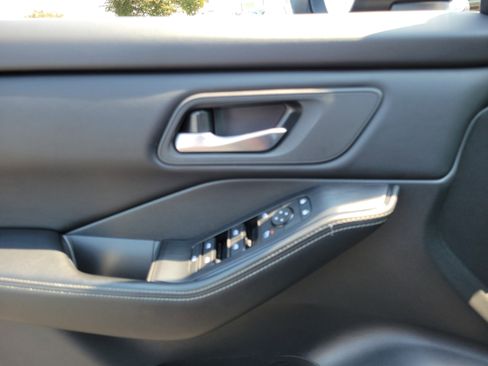 Used 2025 Nissan Rogue SV AWD/4WD image 17
