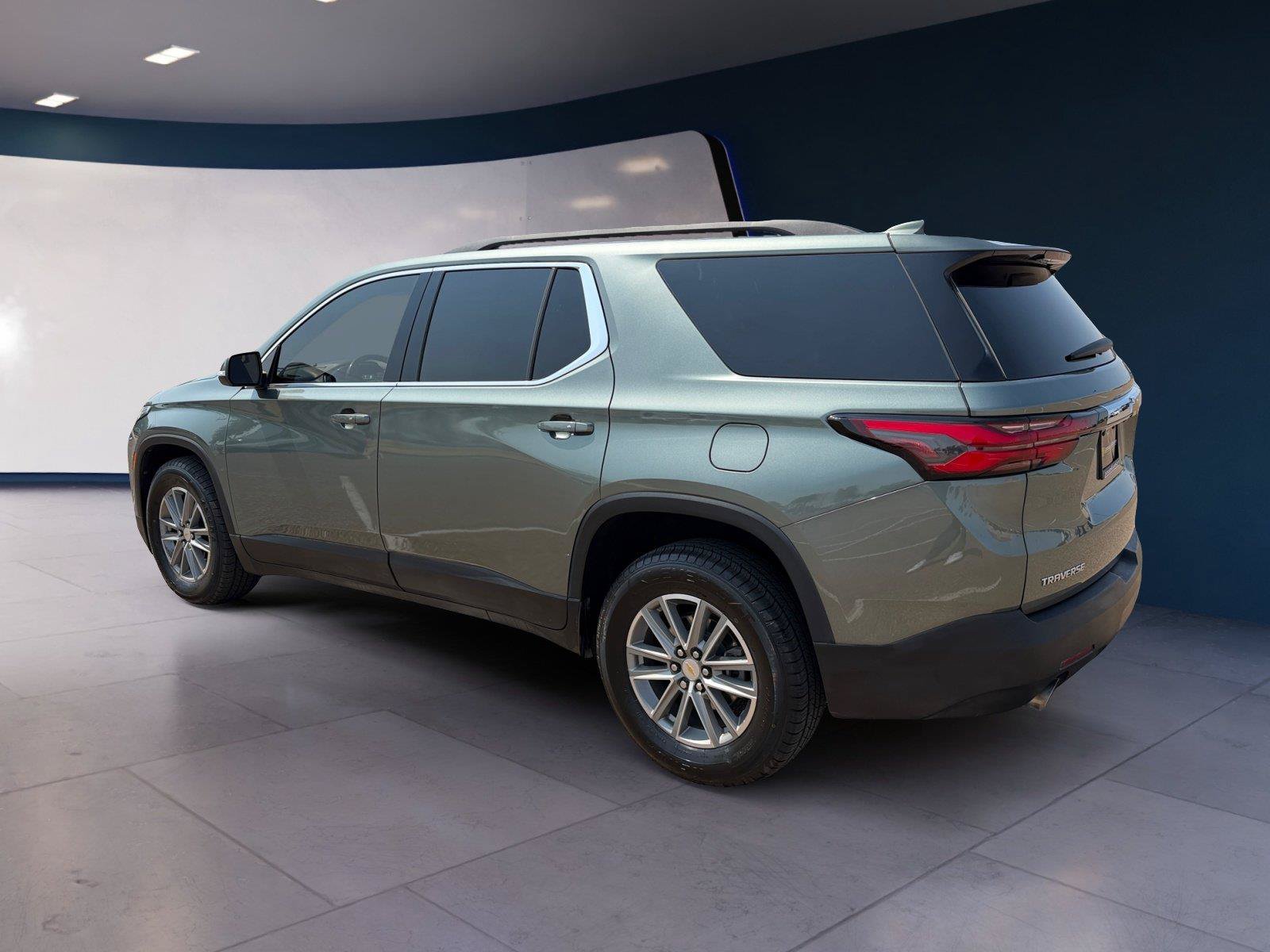 Used 2023 Chevrolet Traverse LT FWD image 3