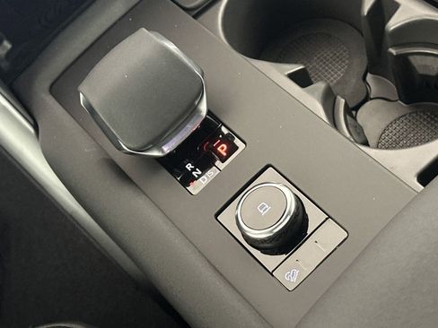 Used 2025 Land Rover Discovery Dynamic SE image 23