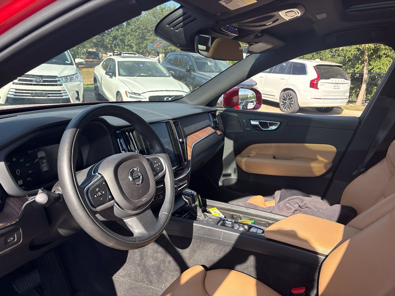 Used 2019 Volvo XC60 T5 Momentum w/ Multimedia Package FWD image 18