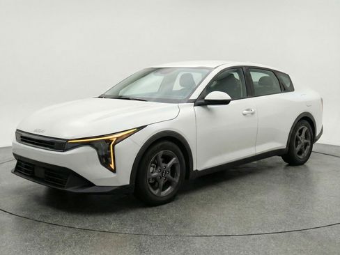 Used 2025 Kia K4 LXS image 3