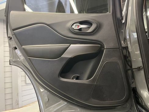 Used 2020 Jeep Cherokee Latitude Plus image 31