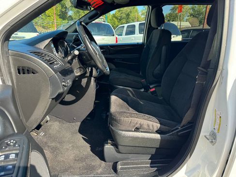 Used 2019 Dodge Grand Caravan SE FWD image 9