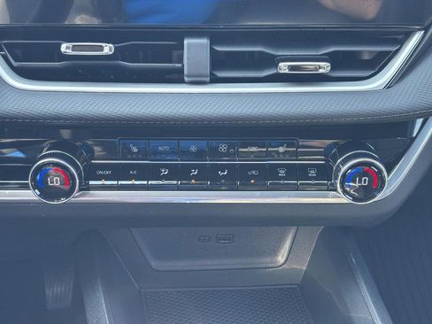 New 2026 Chevrolet Equinox LT w/ Convenience Package II image 18