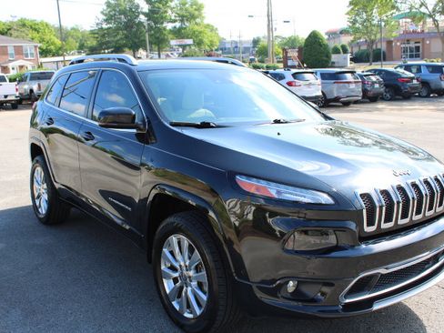 Used 2016 Jeep Cherokee Overland w/ Technology Group AWD/4WD image 5
