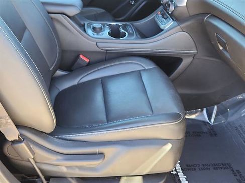 Used 2023 GMC Acadia SLT image 15