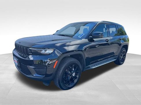 Used 2025 Jeep Grand Cherokee Altitude AWD/4WD image 3