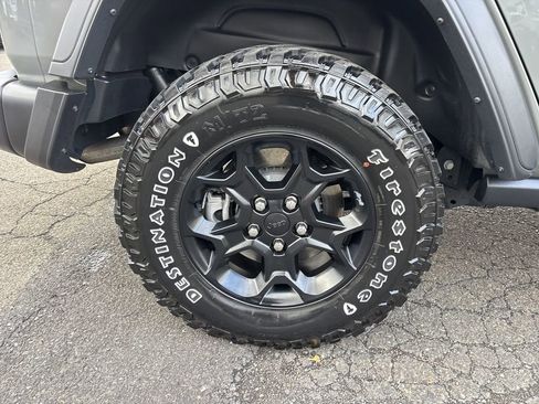 Used 2023 Jeep Wrangler Unlimited w/ Sun & Screen Package image 32